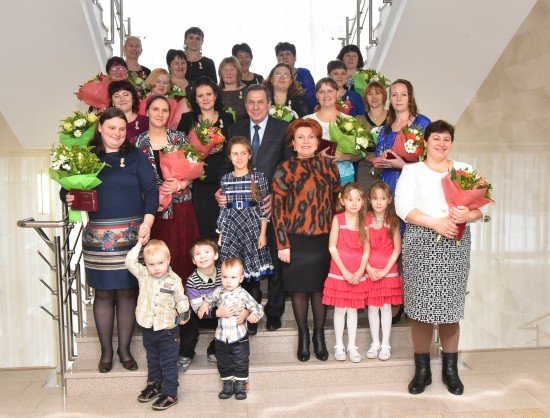 Городецкий наградил многодетных матерей перед Новым годом